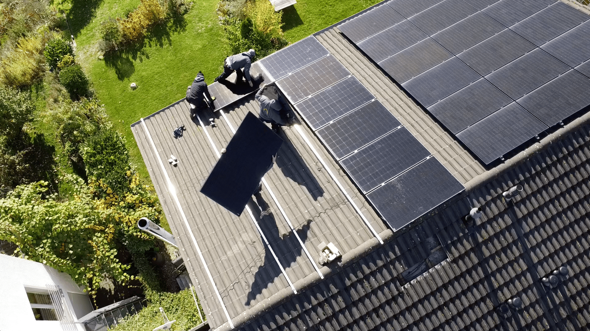 Monteure von Photovoltaik Rhein-Ruhr bei der Montage einer Solaranlage, Luftaufnahme