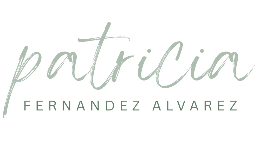 Patricia Fernandez Alvarez Logo in heller Schrift auf dunkelgrünem Hintergrund.