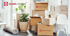 Blick in einen Lagerkorridor mit bunten Türen und Regalen in Selfstorage-Halle