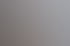 Eine Person füllt mit einem Stift ein Formular auf einem Schreibtisch neben einem Infoblatt zum Pflegedienst aus.