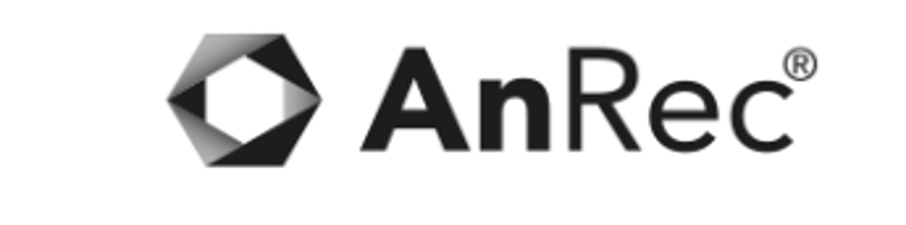 Logo mit grauem sechseckigem Symbol links und dem Schriftzug „AnRec®“ in Schwarz.
