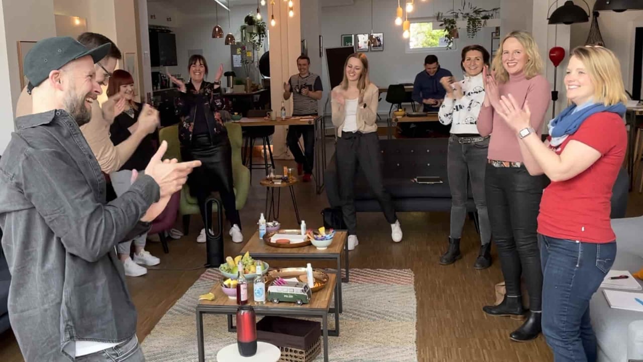 Workshop-Gruppe applaudiert im Loft der Heldraumstation