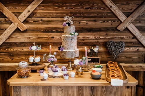 Dreistöckige Hochzeitstorte mit Cupcakes