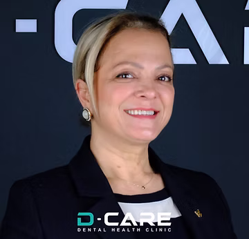 Lächelnde Frau mit blonden Haaren vor einem schwarzen Hintergrund mit "D-CARE Dental Health Clinic" Logo.
