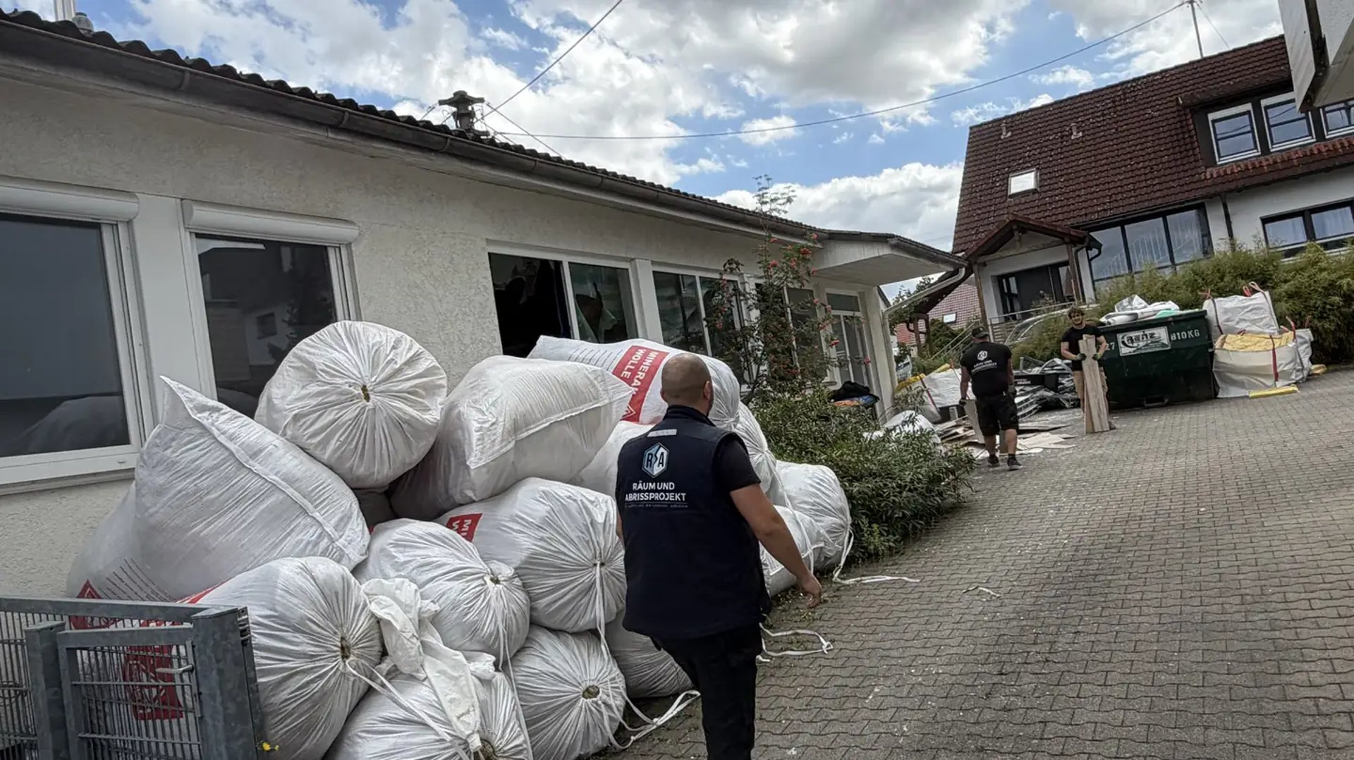 Projektfoto: Hausabriss mit vorheriger Schadstoffsanierung in Herrenberg
