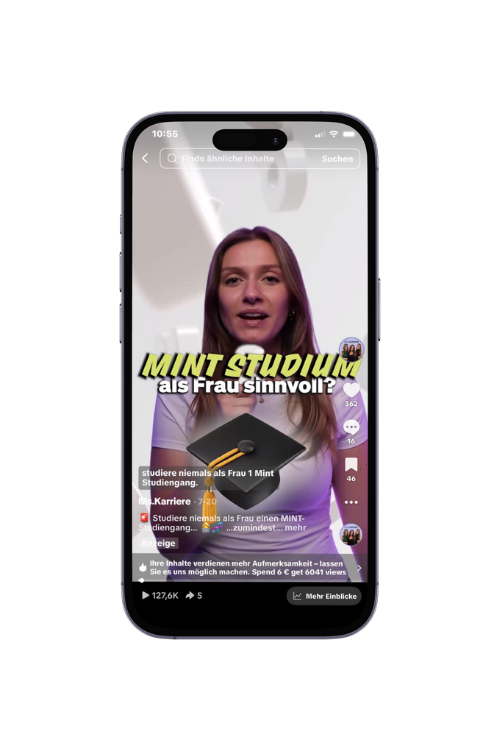 Smartphone mit dem Video über Frauenförderung im MINT-Studium an der CAU Kiel auf TikTok