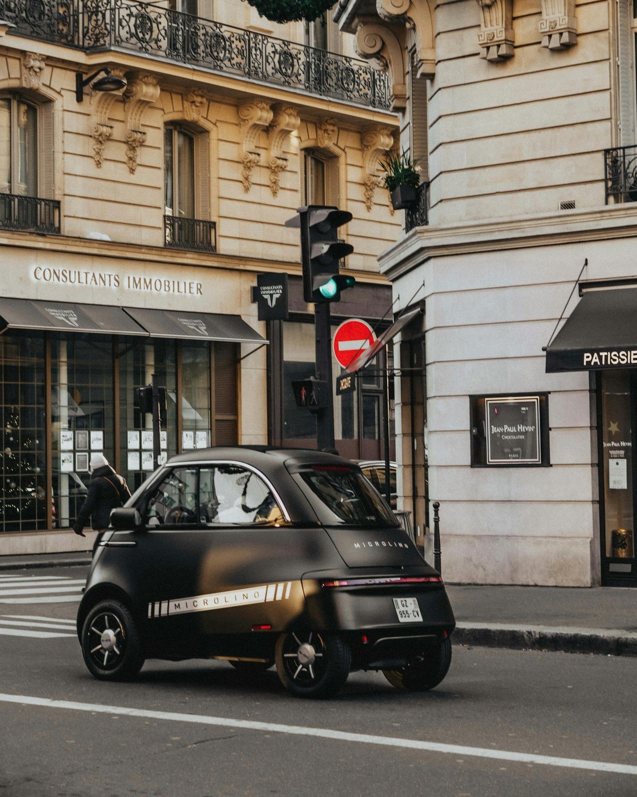 Schwarzer Microlino in einer Pariser Straße