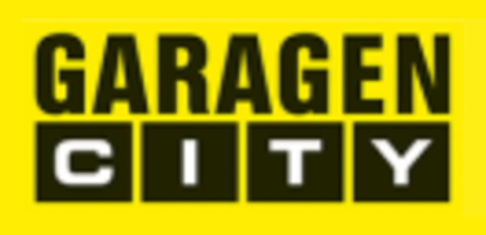 Logo von Garagen City mit schwarzem Text auf gelbem Hintergrund, wobei "CITY" in einzelnen Quadraten steht.