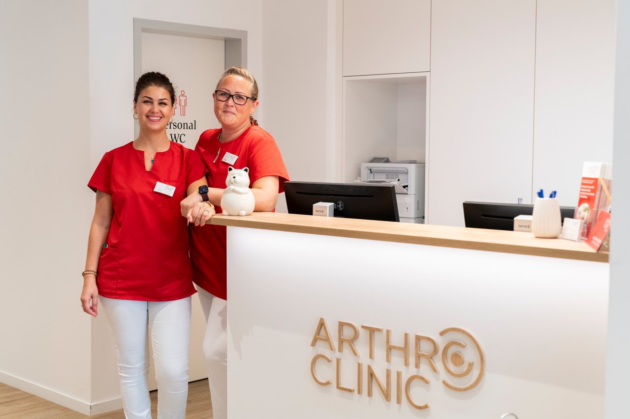 Empfang der Arthro Clinic Hamburg – Team am Tresen