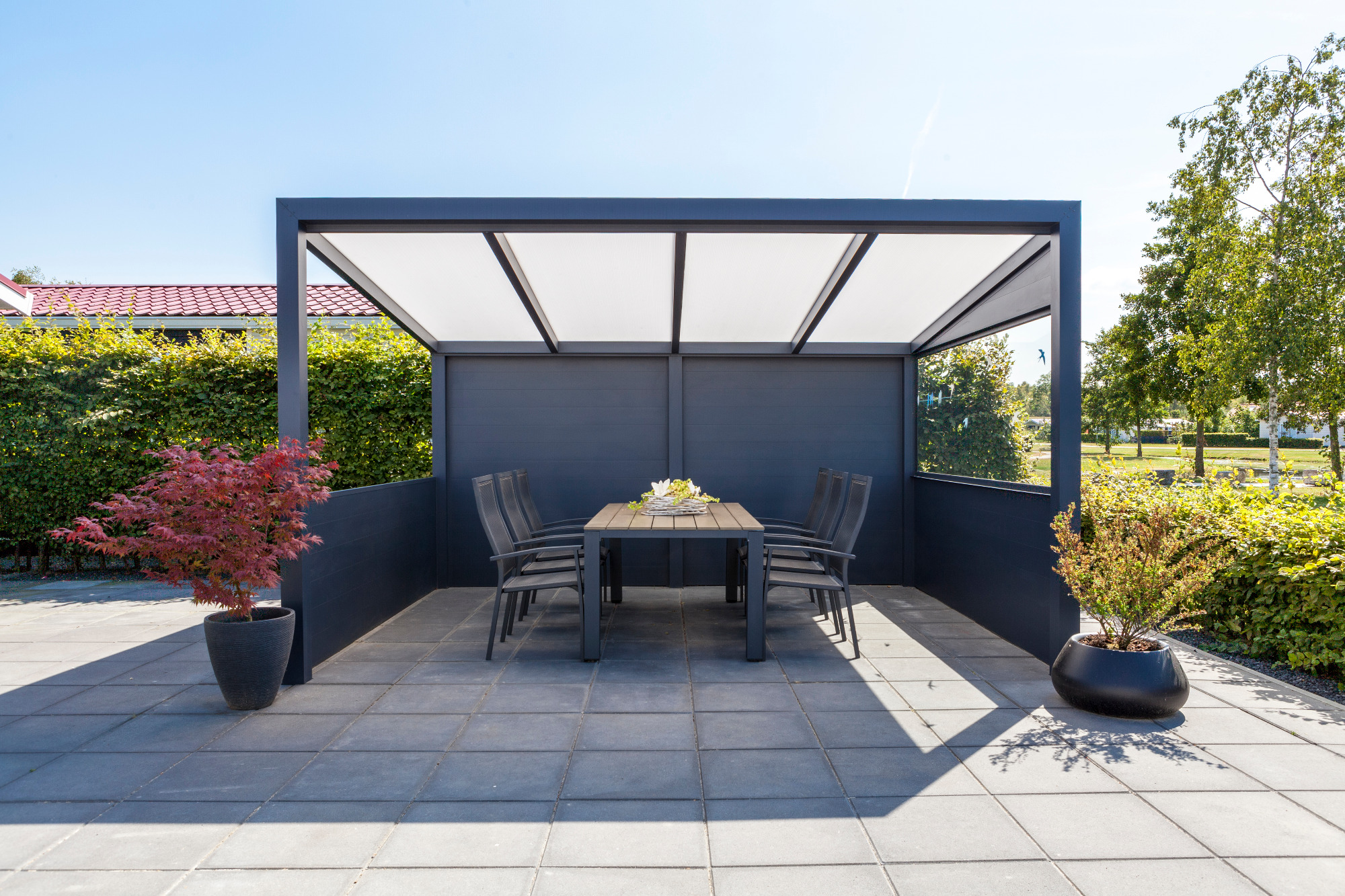 Terrassenüberdachung mit Unterglasmarkise und seitlichem Windschutz