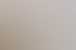 Team in kreativem Meetingraum mit Whiteboard und bunten Post-its. Ein Mann präsentiert eine digitale Strategie auf einem großen Monitor, während zwei Kolleg:innen Notizen machen und diskutieren – Symbolbild für die Auswahl eines passenden Social Media Strategie-Modells.