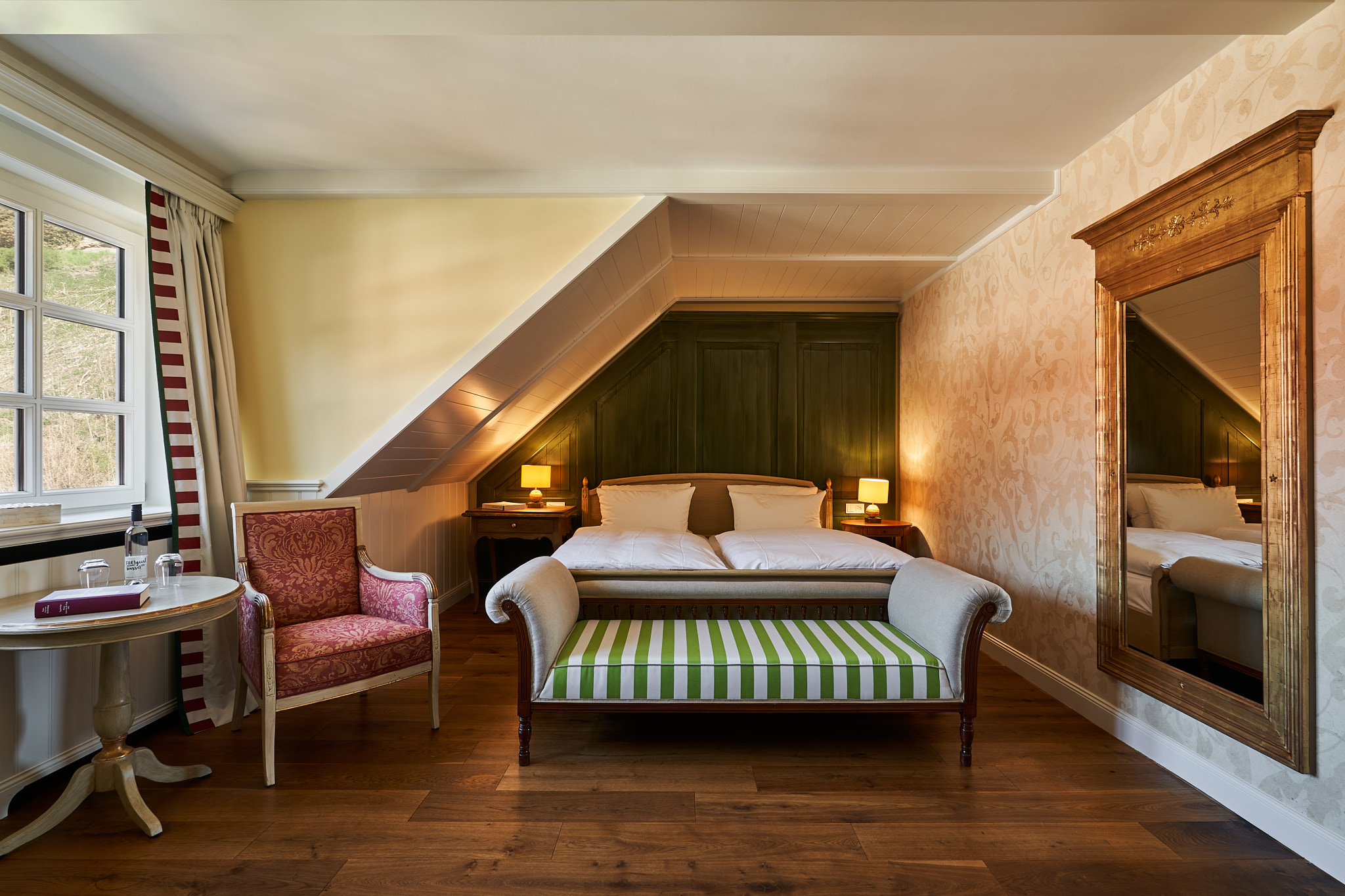 Relais & Châteaux Hardenberg Burghotel – Hotelzimmer mit Holzboden und klassischer Einrichtung