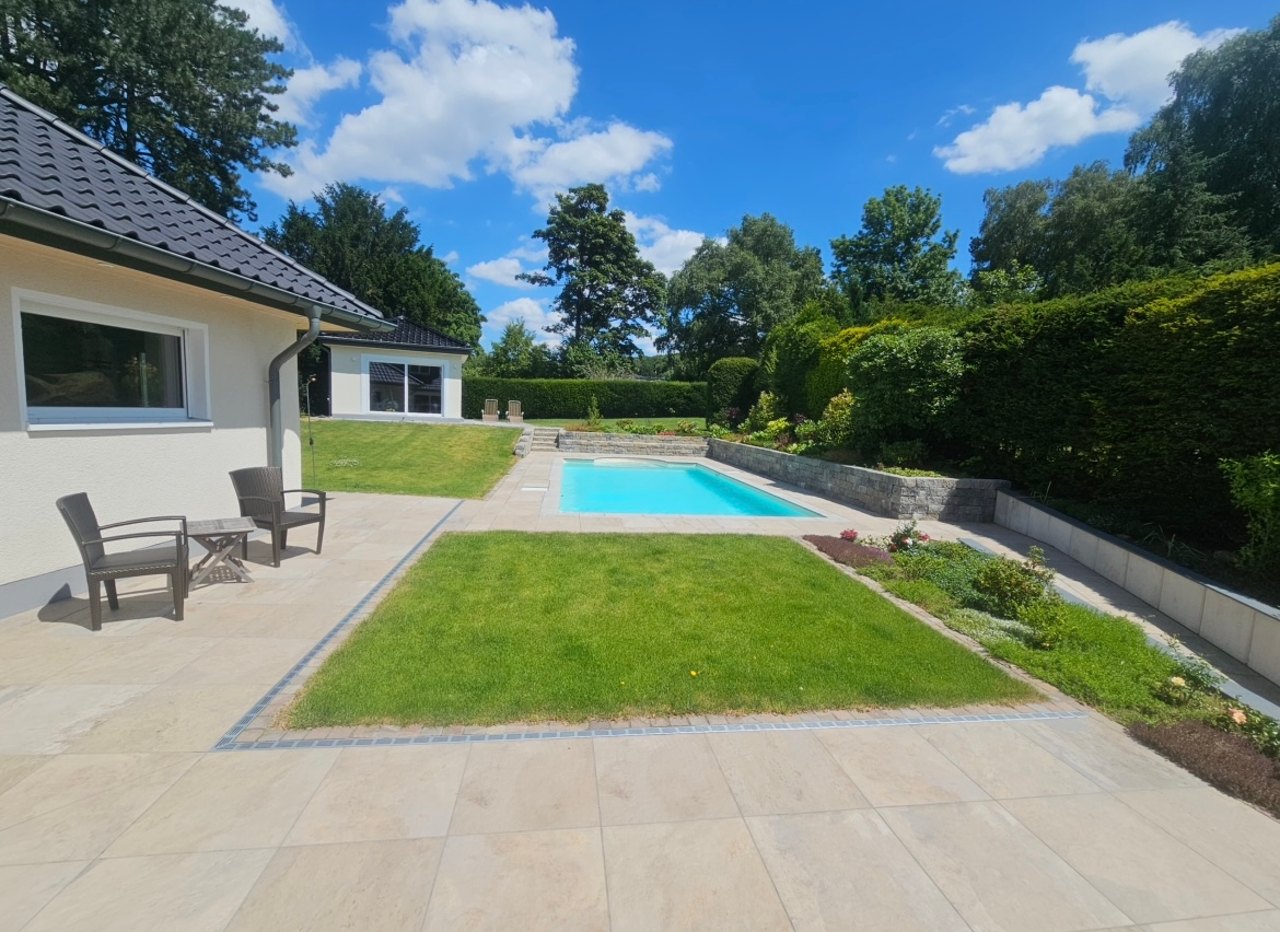 Fertige Außenanlage mit Pool, Terrasse und Rasenfläche in Wuppertal