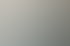 Mann in blauem Hemd schreibt mit einem Marker auf einer weißen Tafel in einem Büro mit großen Fenstern.