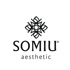 SOMIU aesthetic Logo: Schwarzer Schriftzug "SOMIU aesthetic" unter einem stilisierten, blumenähnlichen Symbol auf grünem Hintergrund.