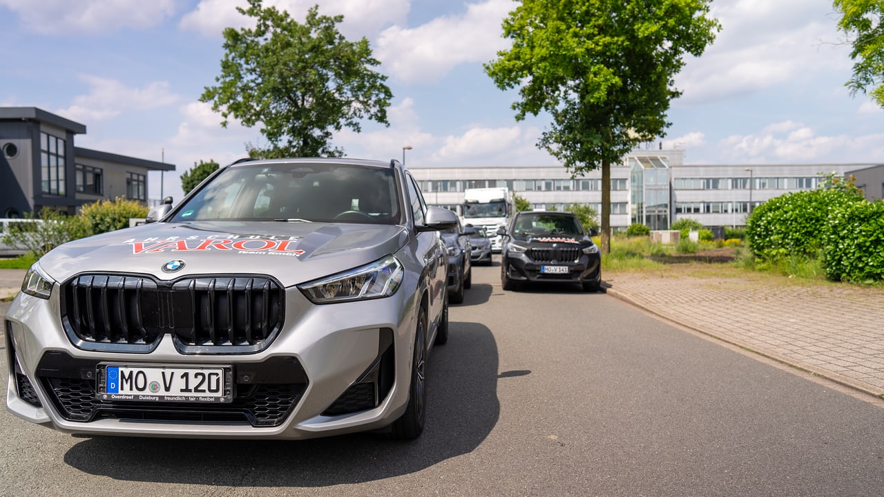 Silberner BMW der Fahrschule Varol, Ausbildung Klasse B