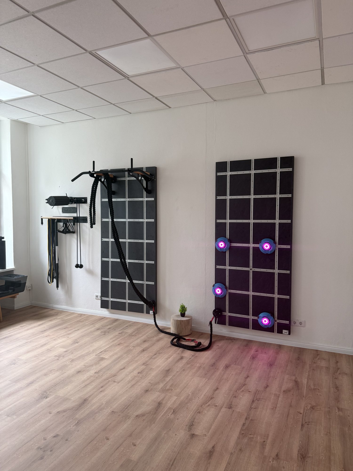 Therapiewand mit Trainings- und Therapiegeräten bei Physiotherapie Heilmann Berlin