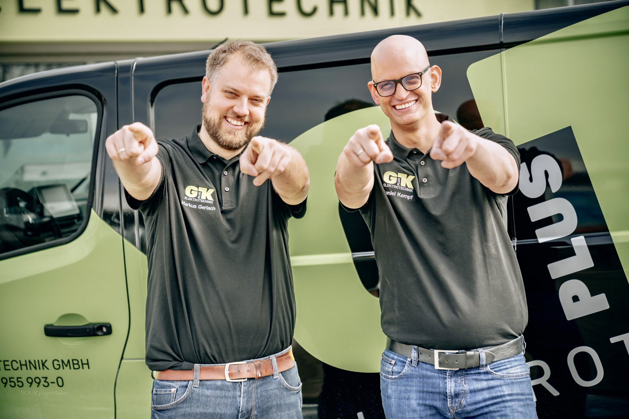 Geschäftsführer vor Firmenwagen