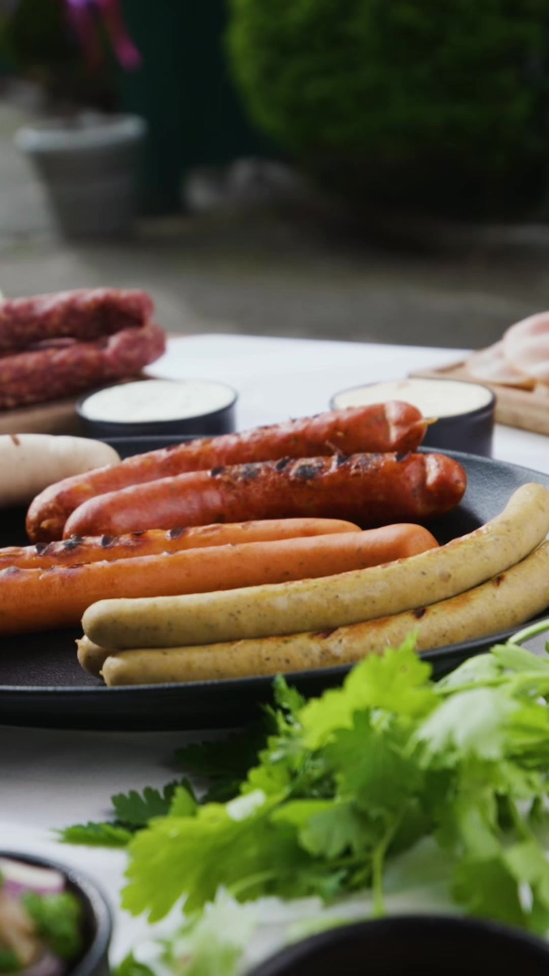 Fertig gegrillte Santner Bosna, serviert im Brot