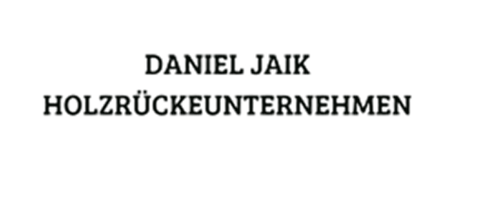 Schwarzer Text auf dunkelgrünem Hintergrund: "DANIEL JAIK HOLZRÜCKEUNTERNEHMEN".
