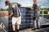 Monteure sichern Solarmodule auf einem Dach in Unterensingen
