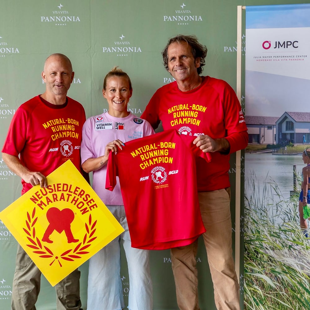 Julia Mayer mit Tobias Monte und Michael Oberhauser von Team Burgenland Extrem, Veranstalter des Neusiedler See Marathon