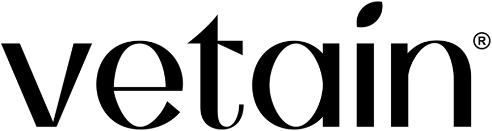 Schwarzes VETAIN-Logo mit einem Blatt als Punkt auf dem "i" und einem ®-Symbol.