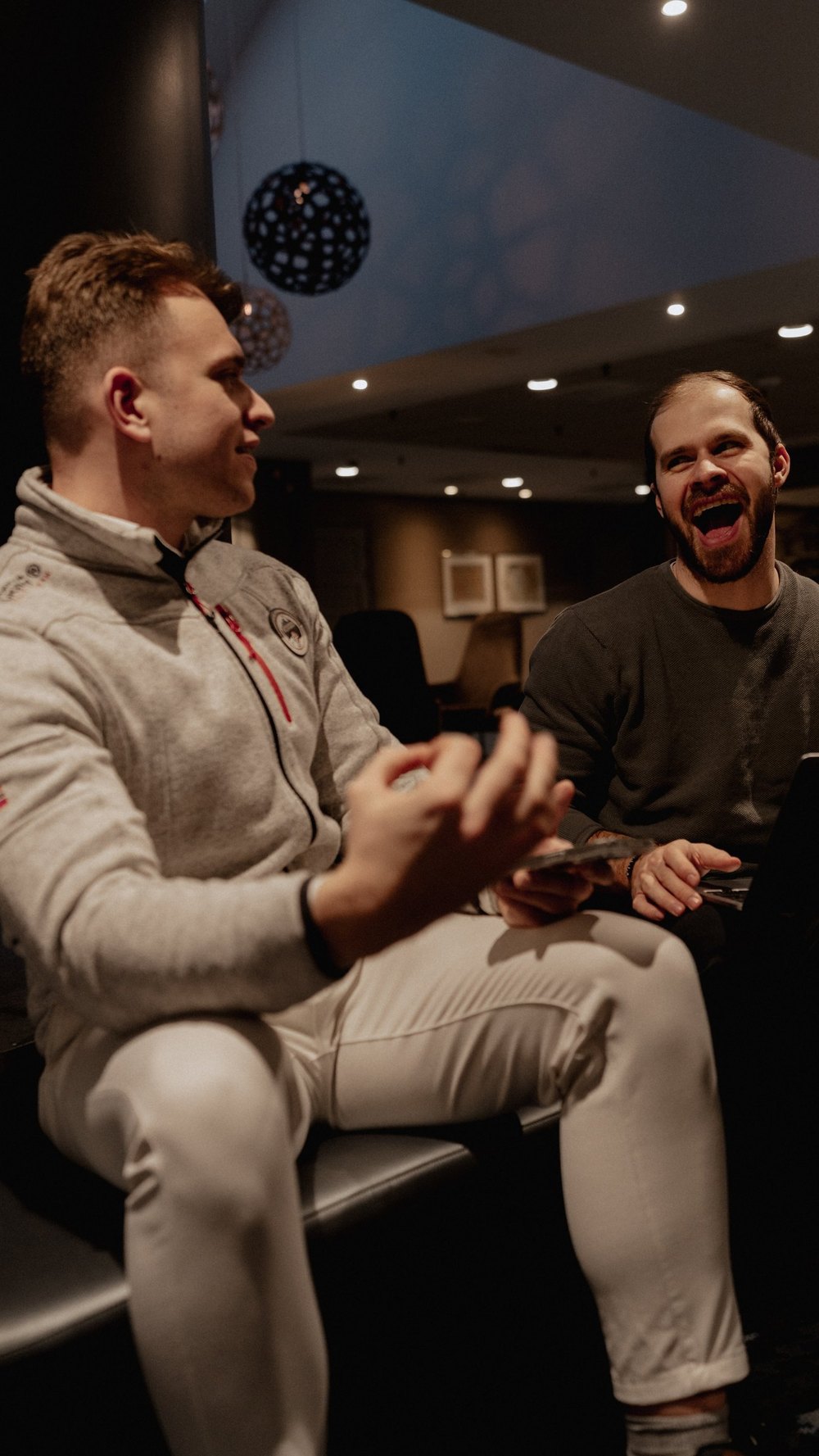 Zwei Männer lachen im Gespräch