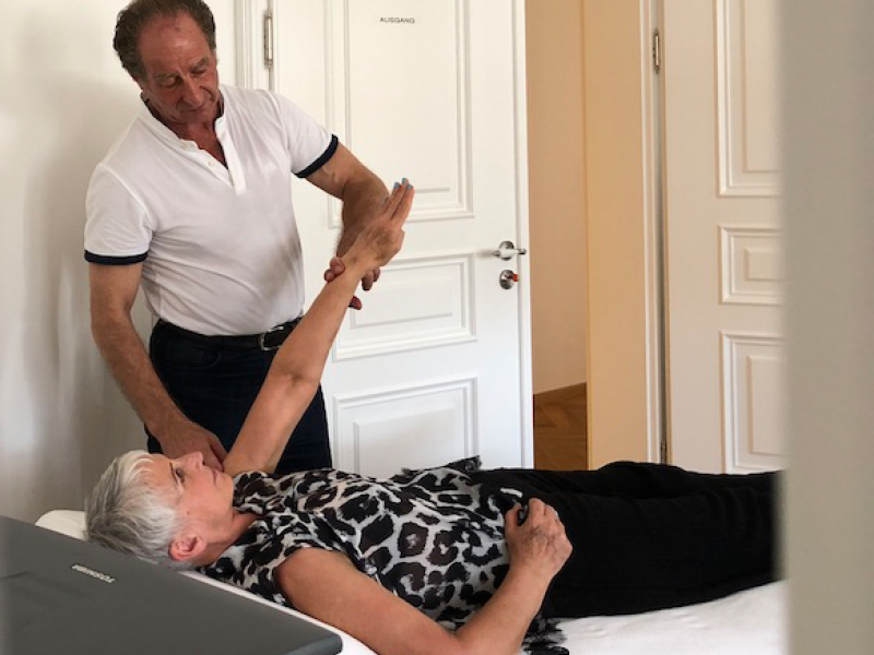 Dr. Josef Kees mit Patientin in der Praxis