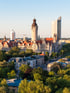 Blick auf die Leipziger Skyline mit dem Neuen Rathaus und dem City-Hochhaus bei Sonnenuntergang.