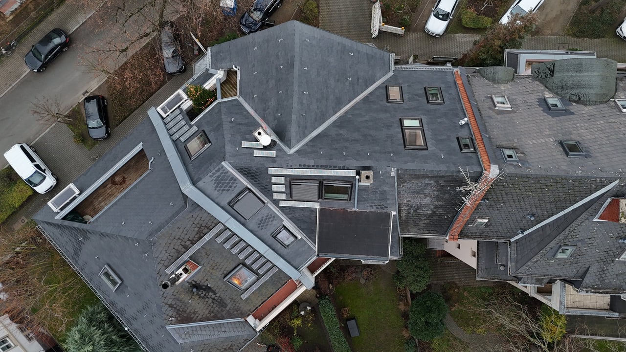 Luftaufnahme eines Wohnhauses mit grauem Steildach, Projekt von Passmann Bedachungen