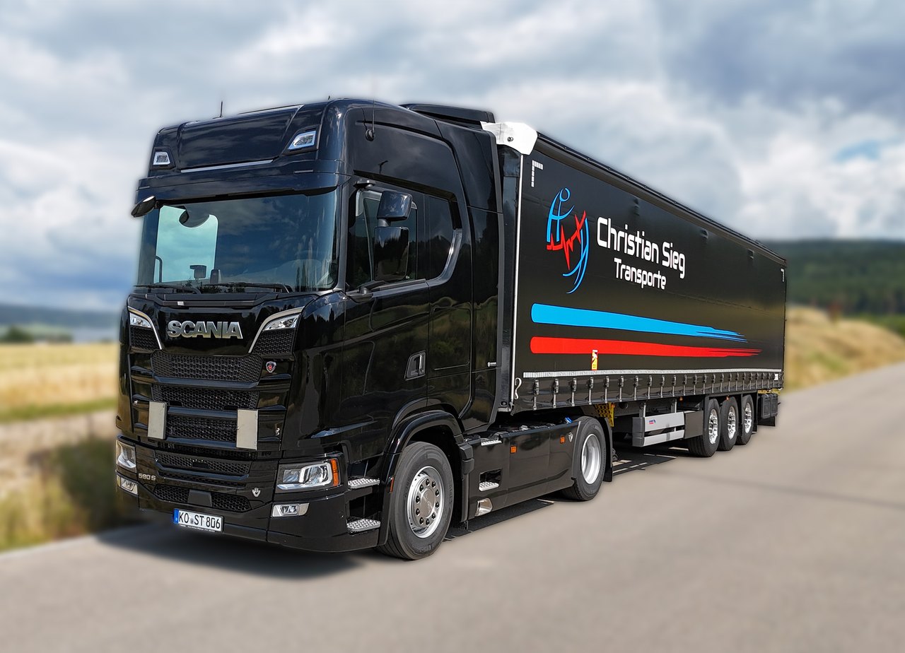 Schwarzer Scania Sattelzug von Christian Sieg Transporte aus Gunningen