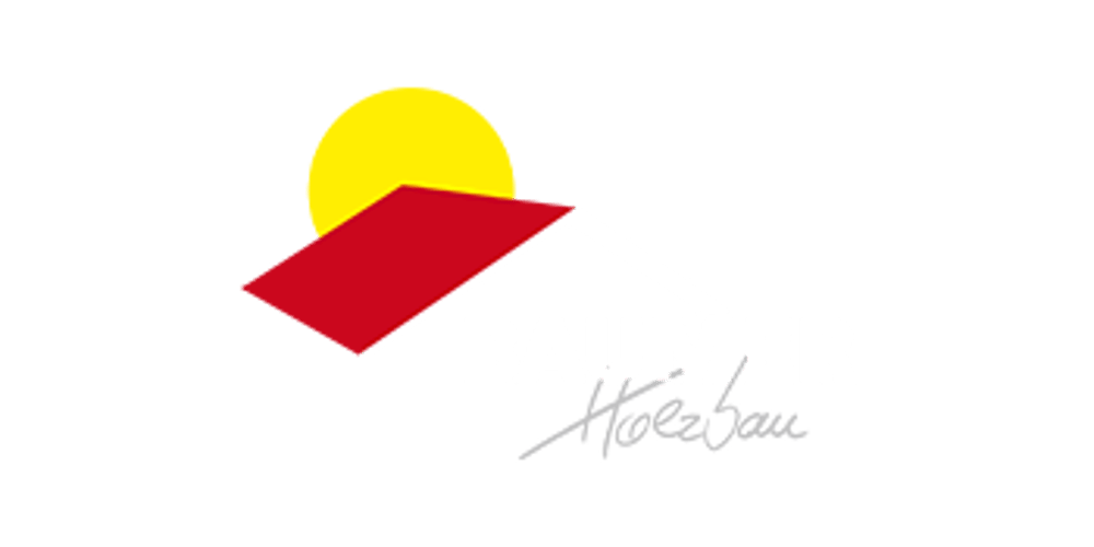 Logo mit gelber Sonne, rotem Dach und weißem Schriftzug "BAUMER HolzBau" auf grünem Hintergrund.