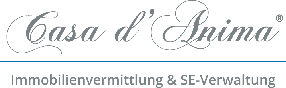 Graues Logo „Casa d'Anima Immobilienvermittlung & SE-Verwaltung“ auf dunkelgrünem Hintergrund mit blauem Trennstrich.