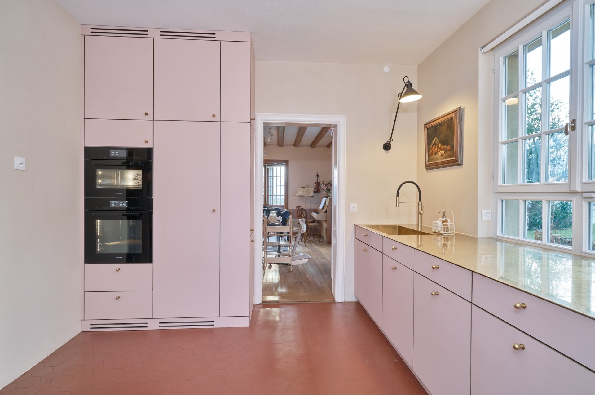 Küche in Rosé mit goldenen Details