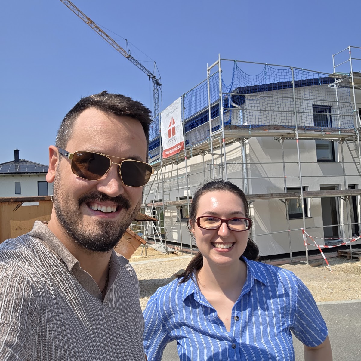 Baufamilie vor ihrem neuen Zuhause