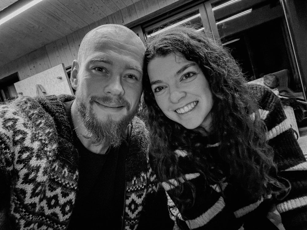 Selfie von Mann und Frau, Schwarz-Weiß