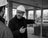 Baumeister Christian Efferl erklärt einem Arbeiter mit Gesten etwas auf einer Baustelle.