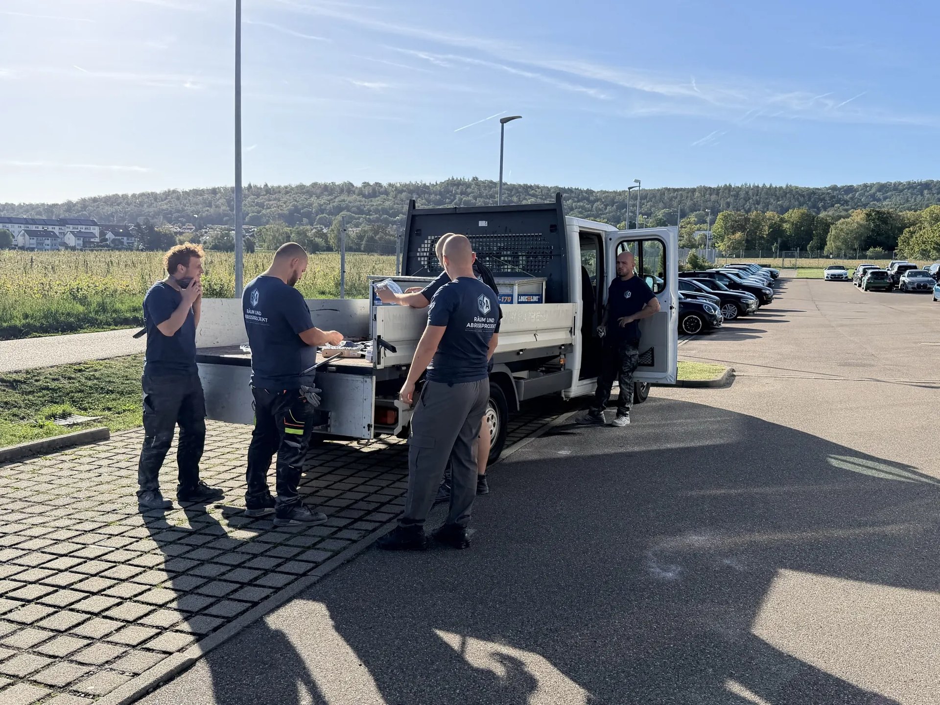 Unser Team bereitet am Pritschenwagen Werkzeug und Schutzausrüstung für den Einsatz vor