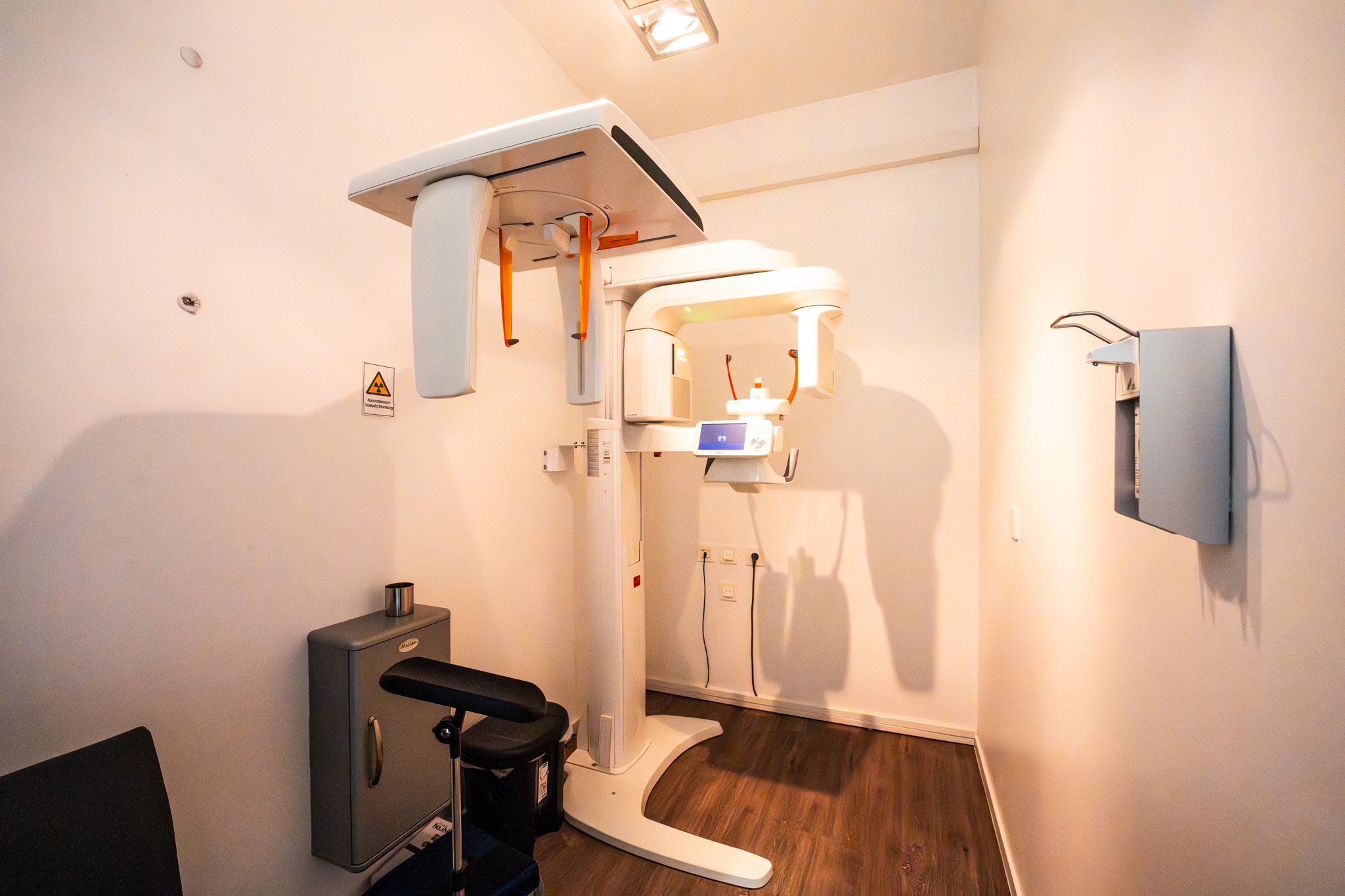 3D-Diagnostik – Schichtdarstellung eines Zahn-Scans von der Krone bis zum Knochen