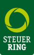 Logo "Steuerring". Auf einem dunkelgrünen, abgerundeten Rechteck ist ein hellgrünes, stilisiertes "O" oder ein Ring, der aus drei geschwungenen, sich überlappenden Teilen besteht. Unterhalb des Rings stehen die Wörter "STEUER" und darunter "RING", beide in Großbuchstaben und in Weiß, wobei das Wort "RING" zusätzlich in Fettschrift ist.