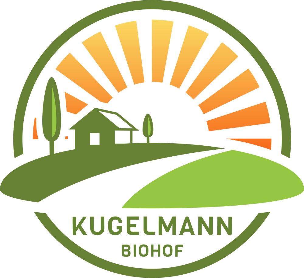 Kreisförmiges Logo mit grünem Biohof-Motiv, Haus, Bäumen und aufgehender Sonne, Text: "KUGELMANN BIOHOF".