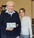 Kira Schick im Gespräch mit einer Kundin in deren Wohnung in Düsseldorf