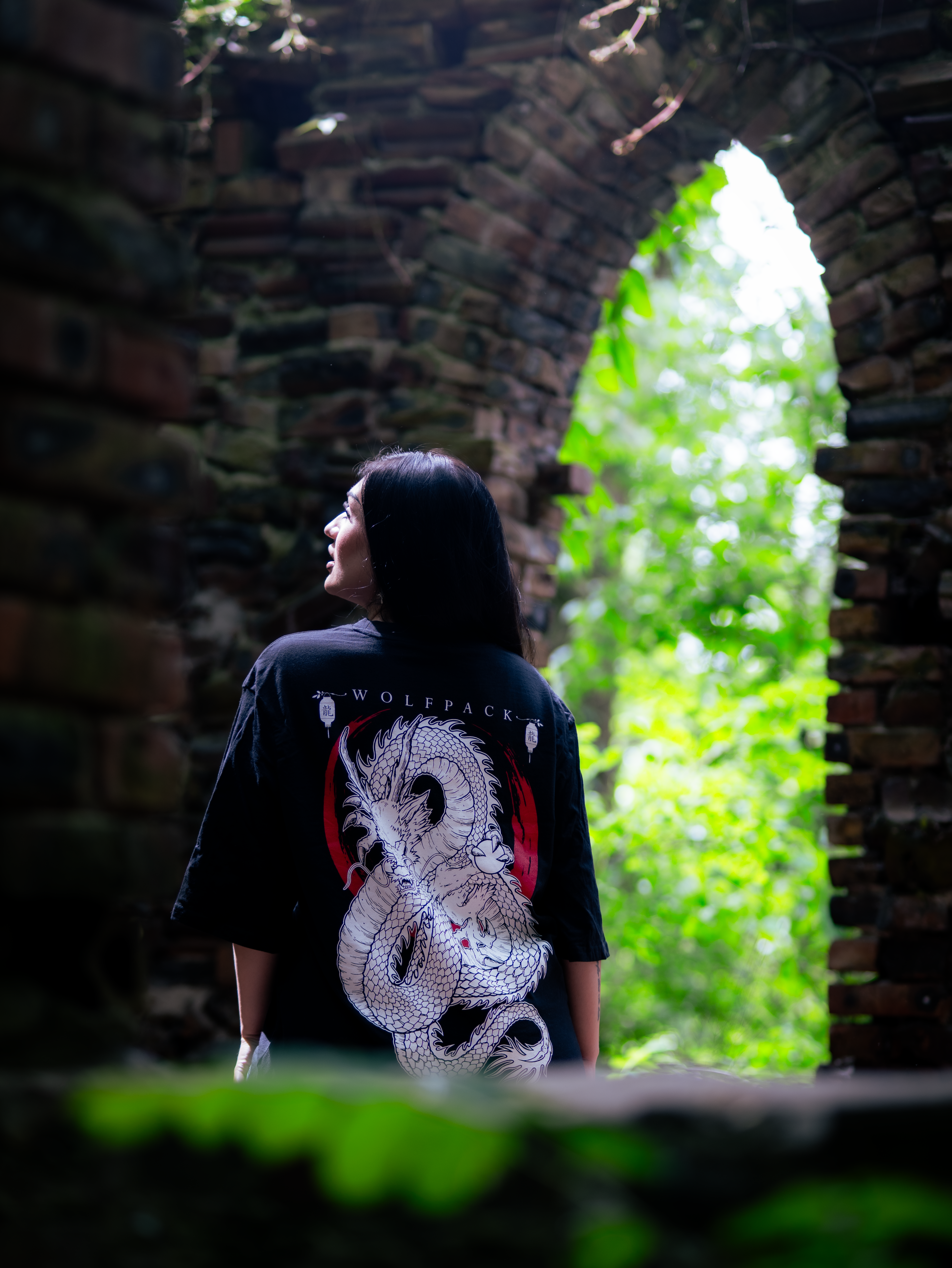 BVTRFLY K in einer Ruine im Wald