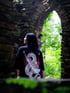 Foto von BVTRFLY K in einer Ruine im Wald