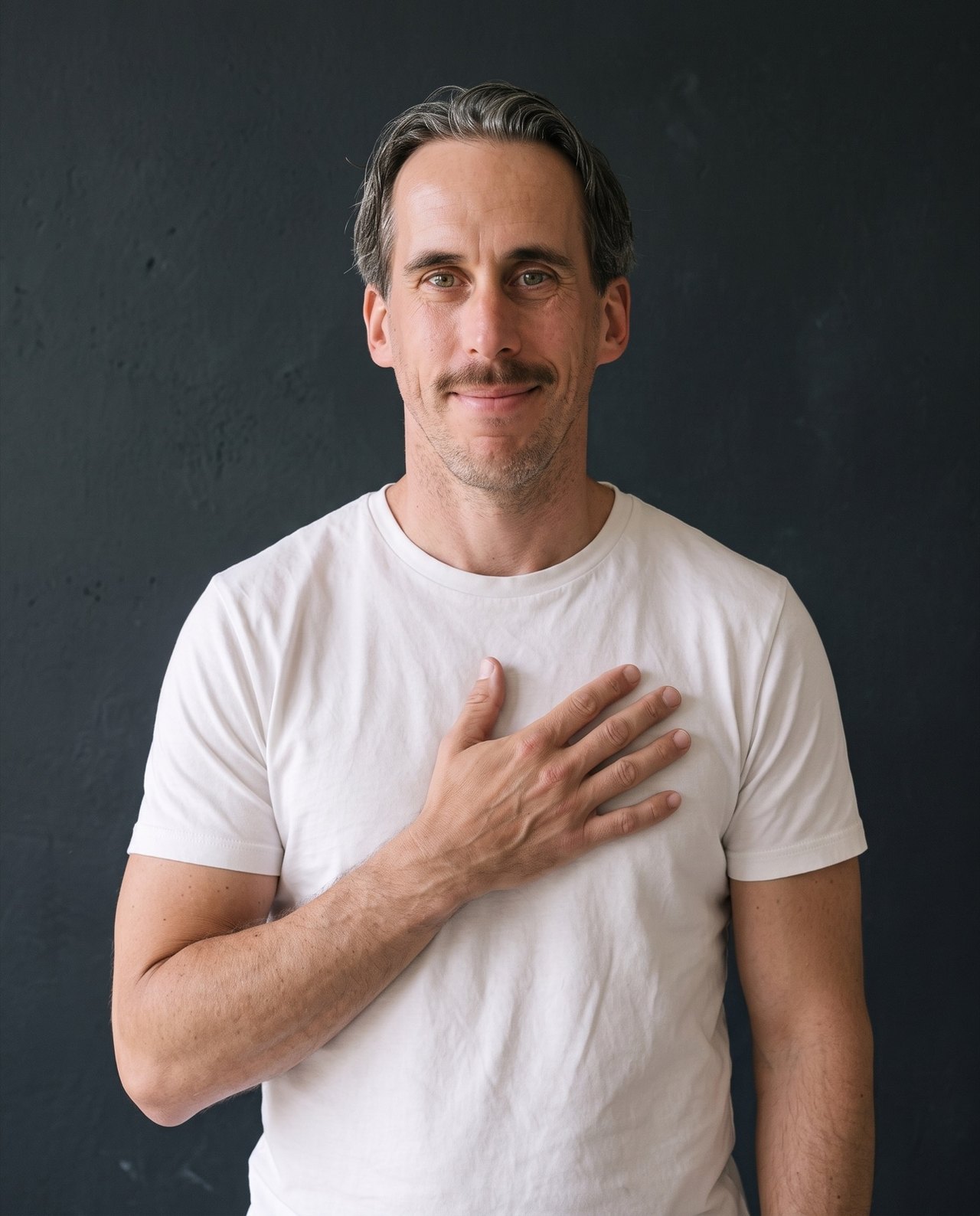 Jürgen Galo mit der Hand auf dem Herzen, schwarzweiß