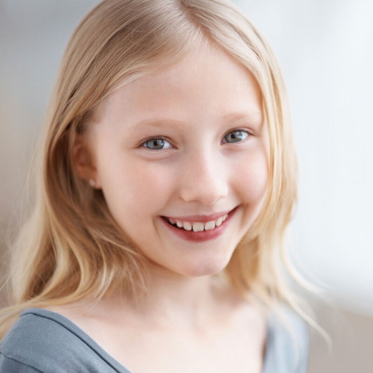Lächelndes Mädchen im Grundschulalter