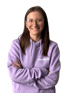 Lächelnde Frau mit Brille und langen braunen Haaren, die einen lilafarbenen Hoodie mit "saarfinanz" trägt.
