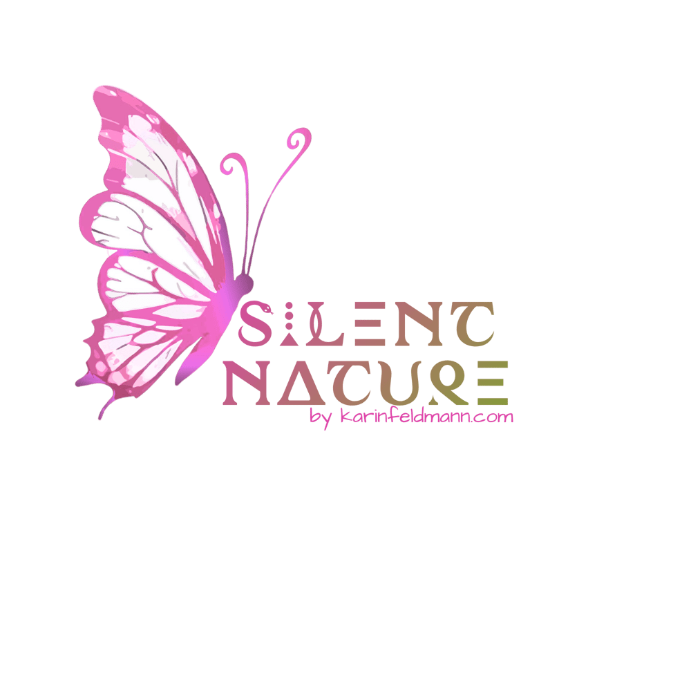 Rosa Schmetterling neben dem Schriftzug Silent Nature by karinfeldmann.com auf schwarzem Hintergrund.