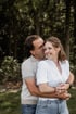 Katharina und Georg Rapberger umarmen sich lachend im Freien.